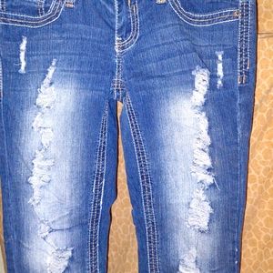 Size 3/4 juniors Rue 21 Capri Jeans with embroidered pockets